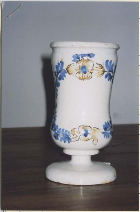 Pot à pharmacie