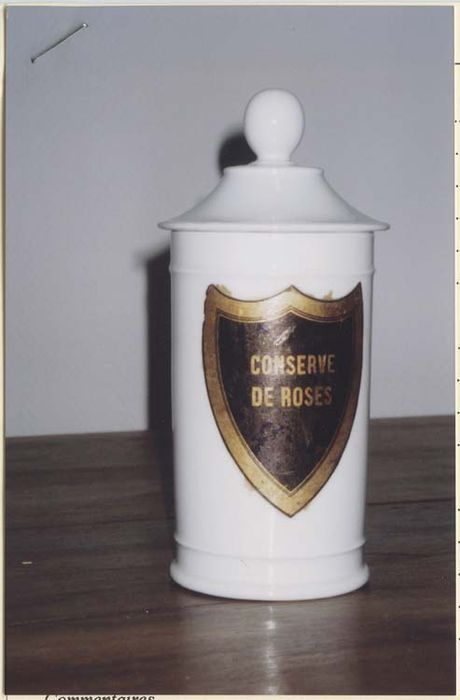 cinquante-cinq pots à pharmacie - © Ministère de la Culture (France), Médiathèque du patrimoine et de la photographie, Tous droits réservés