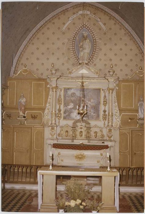 autel (maître-autel), retable, tabernacle, tableau : Nativité et statue : Saint Martin - © Ministère de la Culture (France), Médiathèque du patrimoine et de la photographie, Tous droits réservés