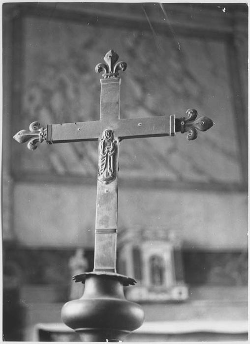 croix de procession sur chandelier pascal et lutrin - © Ministère de la Culture (France), Médiathèque du patrimoine et de la photographie, Tous droits réservés