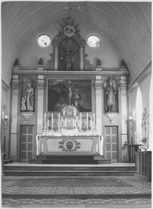 retable du maître-autel, tabernacle, tableau : Crucifixion, groupe sculpté : Education de la Vierge et deux statues : Saint Godegrand et Saint André - © Ministère de la Culture (France), Médiathèque du patrimoine et de la photographie, Tous droits réservés