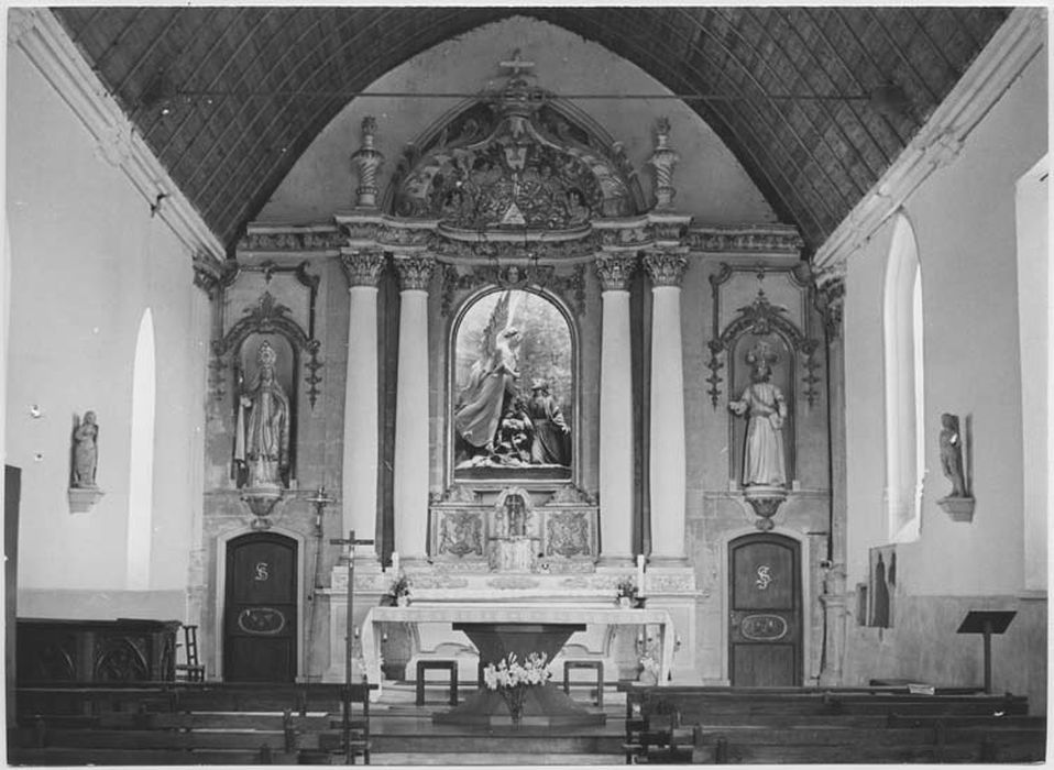 autel (maître-autel), deux gradins d'autel, tabernacle, exposition, retable et deux statues : Saint Claude et Saint Guillaume Firmat