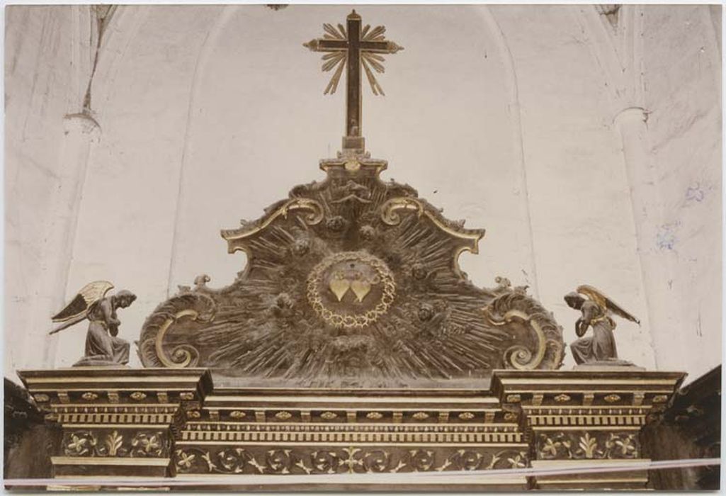 lambris de revêtement, retable, fronton