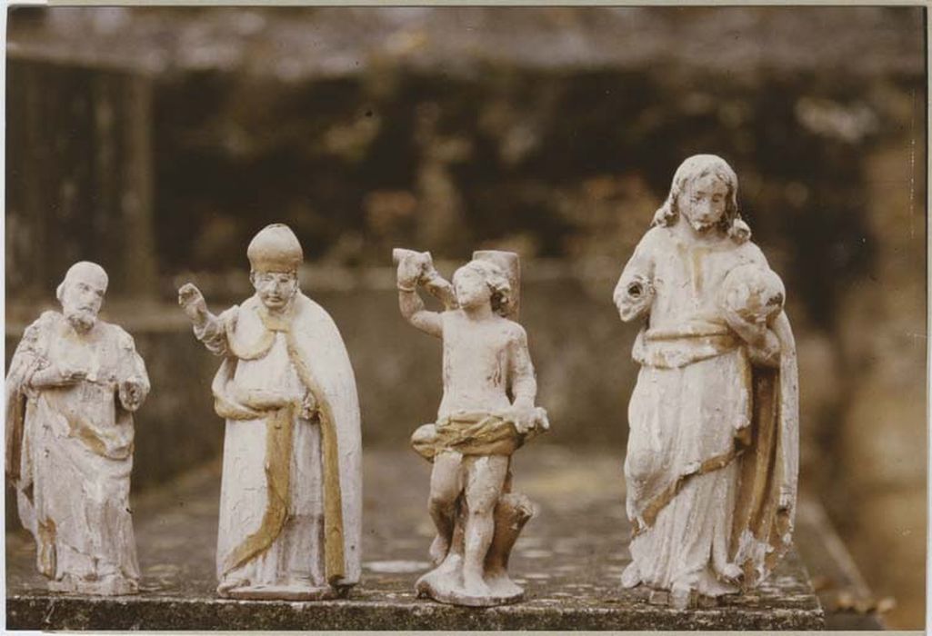 quatre statues (statuettes) : Jésus sauveur du monde, Saint Sébastien, Saint évêque et Evangéliste - © Ministère de la Culture (France), Médiathèque du patrimoine et de la photographie, Tous droits réservés