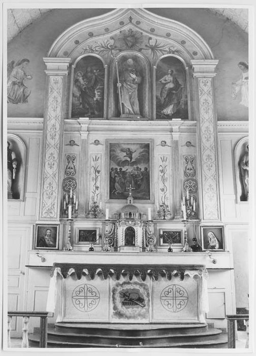 retable du maître-autel, tabernacle et trois tableaux : Ascension, Saint Joseph et Sainte - © Ministère de la Culture (France), Médiathèque du patrimoine et de la photographie, Tous droits réservés