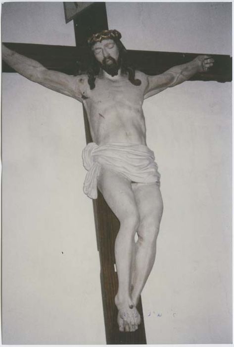 statue : Christ en croix