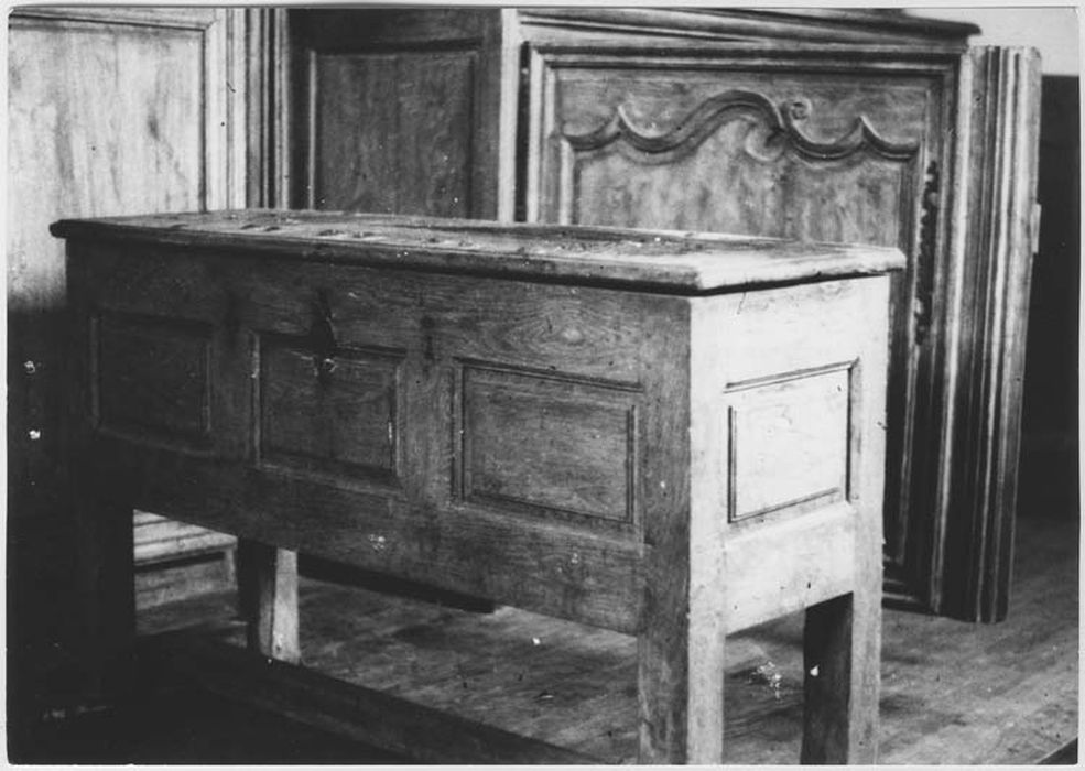 meuble de sacristie et coffre - © Ministère de la Culture (France), Médiathèque du patrimoine et de la photographie, Tous droits réservés