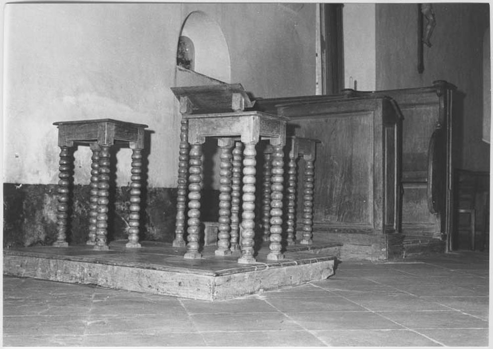 lutrin (pupitre de chantre) et trois tabourets d'église (tabourets d'enfants de choeur) - © Ministère de la Culture (France), Médiathèque du patrimoine et de la photographie, Tous droits réservés