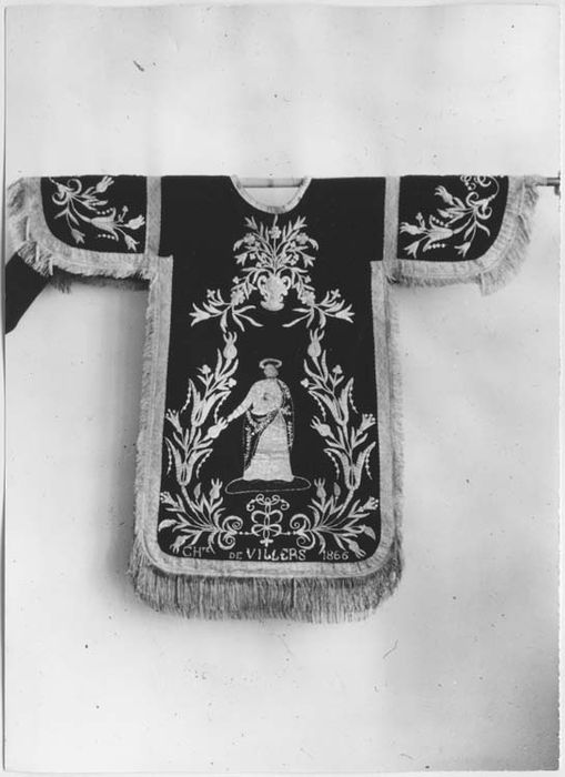 dalmatique de confrérie (tunique), chaperon de chariton, deux bicornes de confrérie et fragment d'une épée de suisse