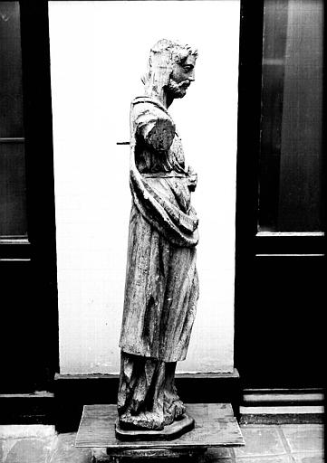 Statue en bois d'un saint : profil - © Ministère de la Culture (France), Médiathèque du patrimoine et de la photographie, diffusion RMN-GP