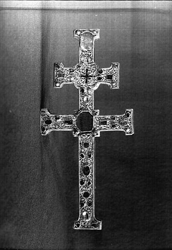 Croix reliquaire à double traverse en argent de bois sur âme de bois, filigranes, pierreries : avers