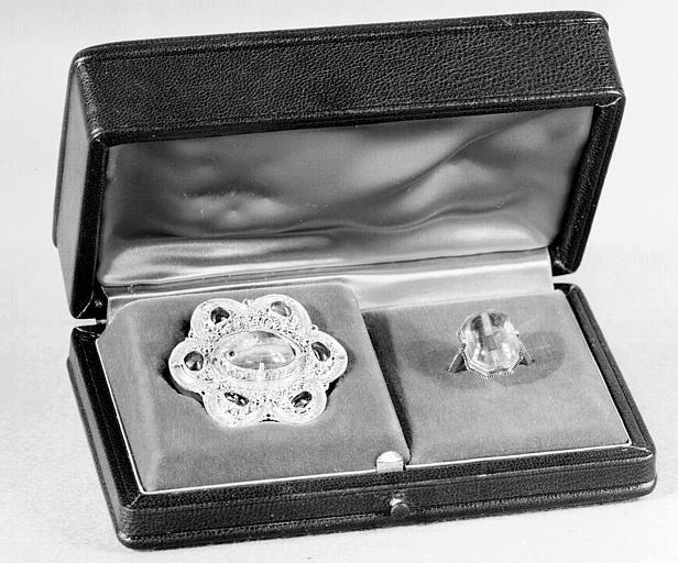 Bijoux, agrafe en or et saphir du 12e siècle, bague en or et saphir du 14e siècle, trouvés dans une tombe le 15 février 1962