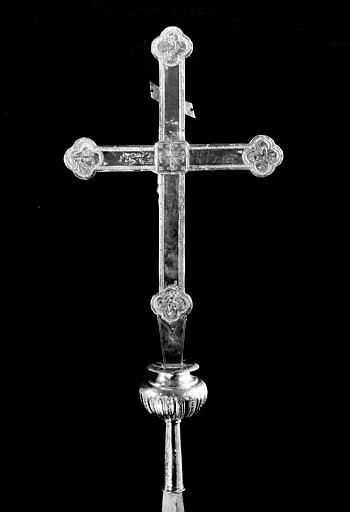 Croix processionnelle en argent et cabochons, verrerie :revers, état après restauration