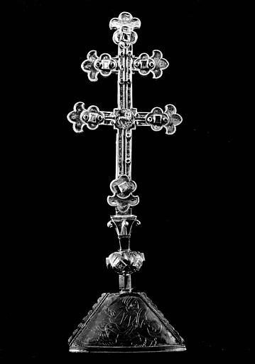 Croix d'autel à pied en pyramide triangulaire, double traverse en argent doré et cabochons : avers, état après restauration