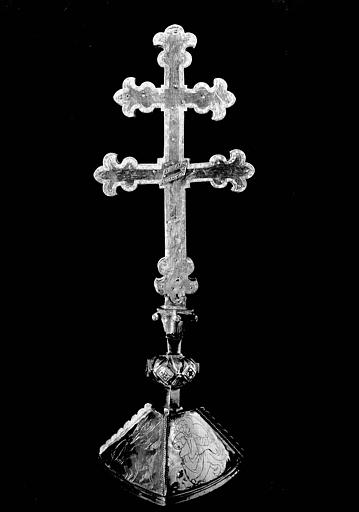 Croix d'aute à pied en pyramide triangulaire, double traverse en argent doré et cabochons : revers, état après restauration