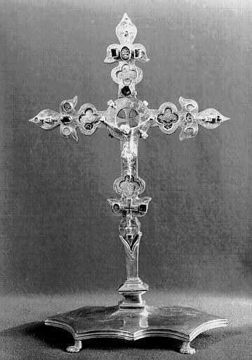 Croix reliquaire pédiculée, argent doré, cabochons, émaux et pierres gravées : avers, pied en cuivre, état après restauration