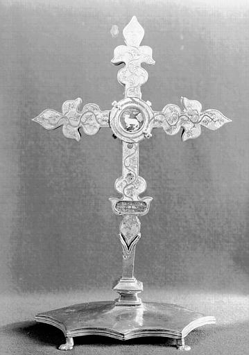 Croix reliquaire pédiculée, argent doré, cabochons, émaux et pierres gravées : revers, pied en cuivre, état après restauration