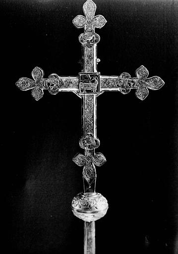 Croix processionnelle en argent repoussé et ciselé sur âme de bois : revers, état après restauration