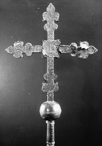Croix processionnelle en cuivre doré, estampé sur âme de bois : revers, état avant restauration