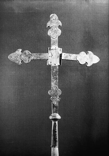 Croix processionnelle en cuivre argenté sur âme de bois : revers, feuilles, état avant restauration