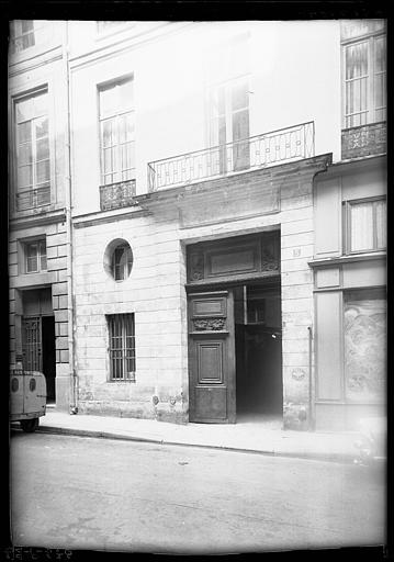 Façade portail et fenêtre à balcon du premier étage