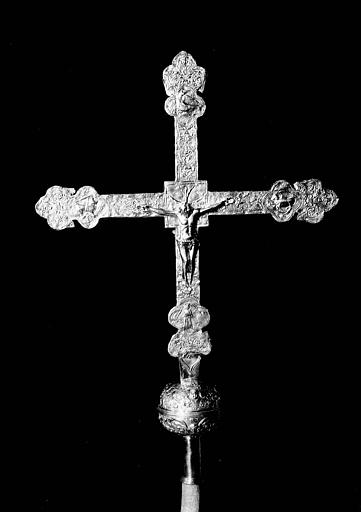 Croix processionnelle en argent estampé sur âme de bois : avers, état après restauration