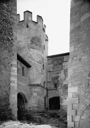 Cour intérieure avec tourelle d'escalier