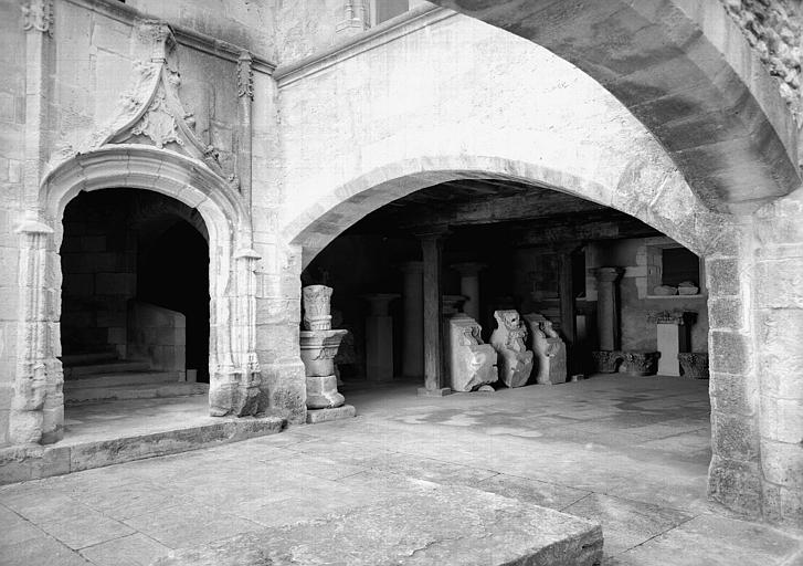 Porte et arcade sur cour