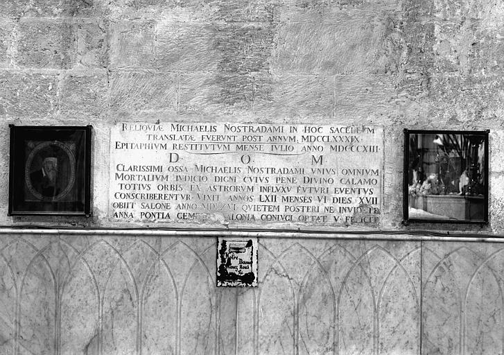 Monument funéraire en pierre de Michel de Notre-Dame dit Nostradamus