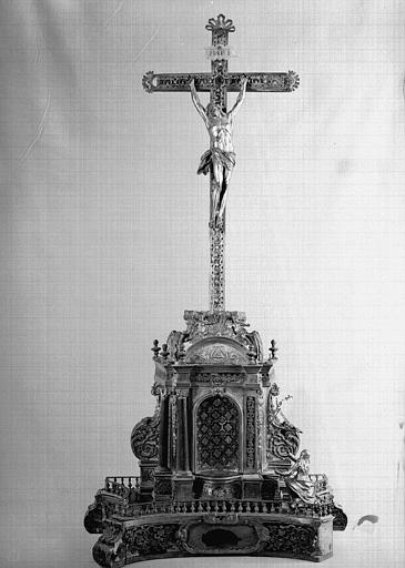 Crucifix et son socle en bois et cuivre