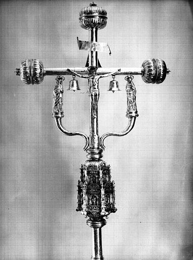 Croix processionnelle en argent : avers, état après restauration