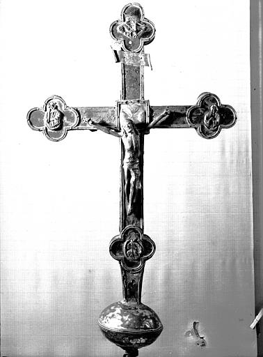 Croix processionnelle en argent et vermeil : noeud uni, face, état avant restauration