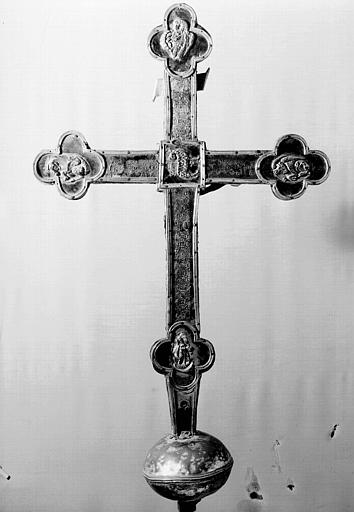 Croix processionnelle en argent et vermeil : noeud uni, revers, état avant restauration