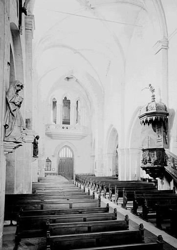 Vue intérieure de la nef vers l'entrée