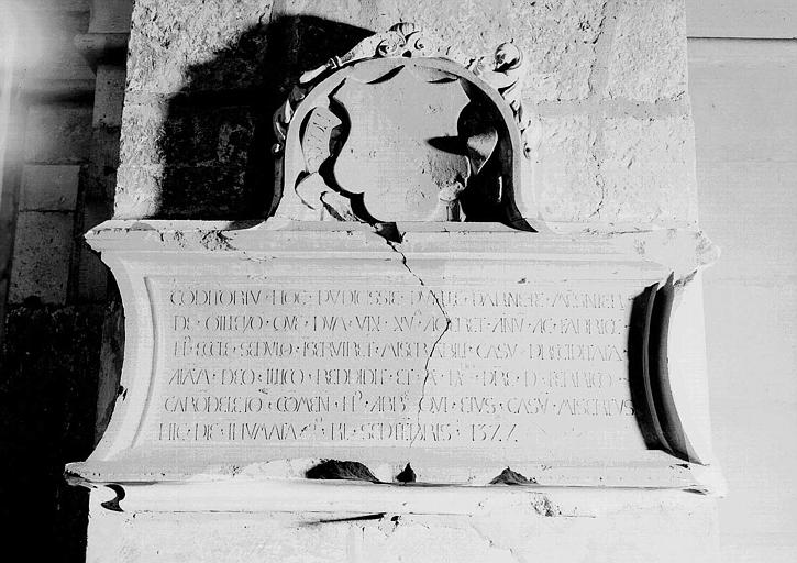 Monument funéraire de Pernette Mesnier morte en 1522, en pierre