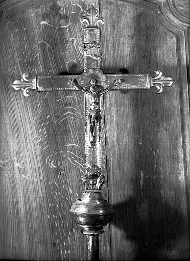 Croix processionnelle en feuilles d'argent sur âme de bois, provenant de la sacristie (avers)