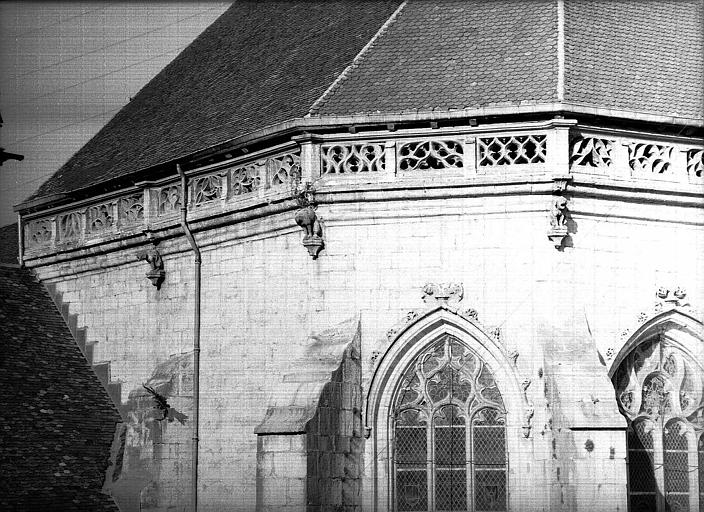 Abside : balustrade entre la toiture et la corniche