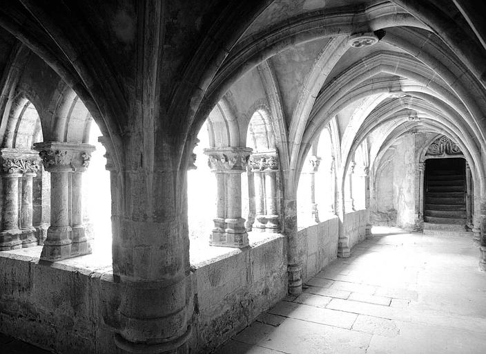 Cloître : vue intérieure de la galerie est vers la porte conduisant à l'église