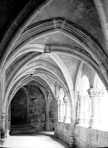 Cloître : Vue intérieure de la galerie est vers le sud