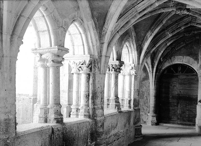 Cloître : Vue intérieure de la galerie à l'angle sud-est