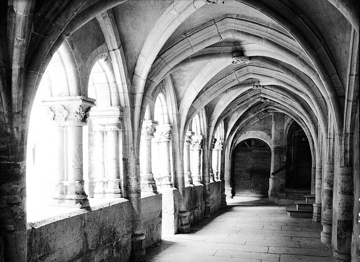 Cloître : Vue intérieure de la galerie sud vers l'est