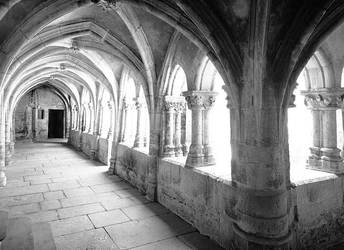 Cloître : Vue intérieure de la galerie sud vers l'ouest et la porte des cuisines