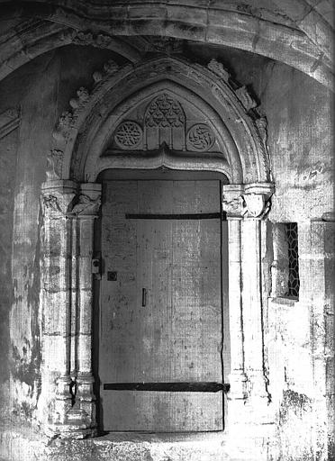 Cloître : Porte de la tourelle à l'angle sud-ouest