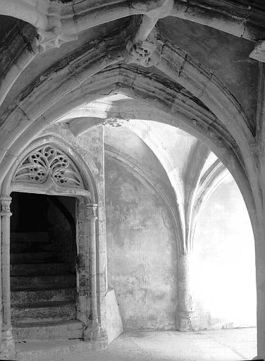 Cloître : Vue intérieure de la galerie à l'angle nord-ouest