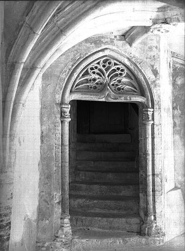 Cloître : Porte de la tourelle à l'angle nord-ouest