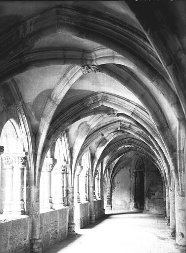 Cloître : Vue intérieure de la galerie nord vers l'ouest