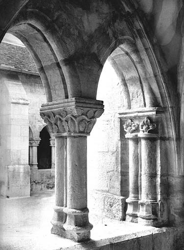 Cloître : Arcade de la galerie nord