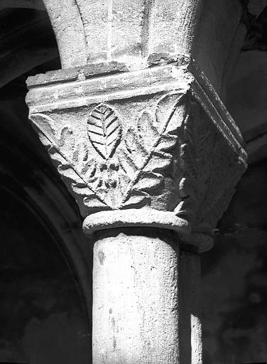 Cloître : Chapiteau de la galerie nord (feuilles de chêne)