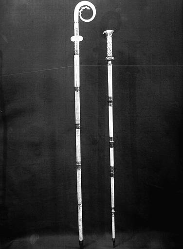 Crosse pastorale en ivoire : Volute unie et hampe