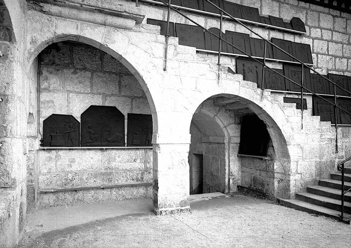 2e enceinte : escalier extérieur du bâtiment de l'entrée